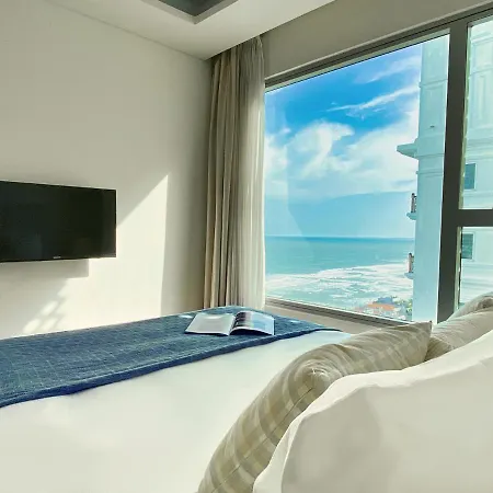 Stunning Apartments Across My Khe Beach ! Rooftop Pool & Gym Da Nang Exterior photo