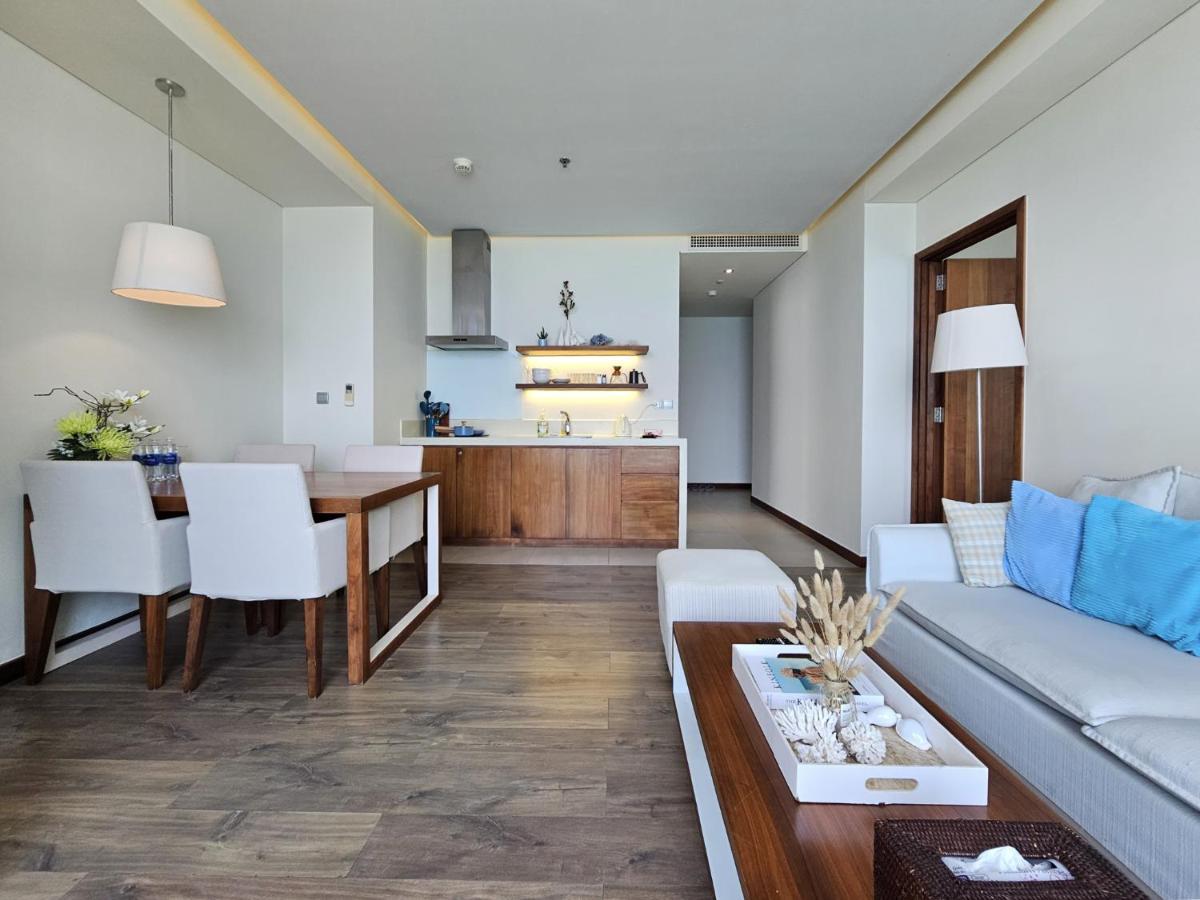 Stunning Across My Khe ! Rooftop Pool & Gym Apartment