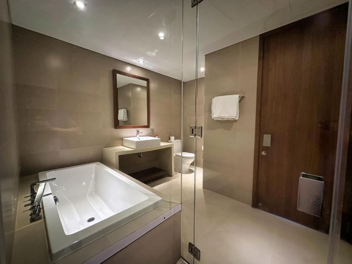 Stunning Across My Khe ! Rooftop Pool & Gym Apartment *