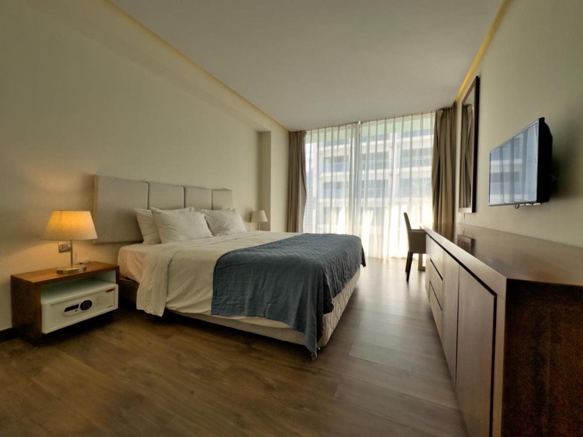 Stunning Across My Khe ! Rooftop Pool & Gym Apartment *