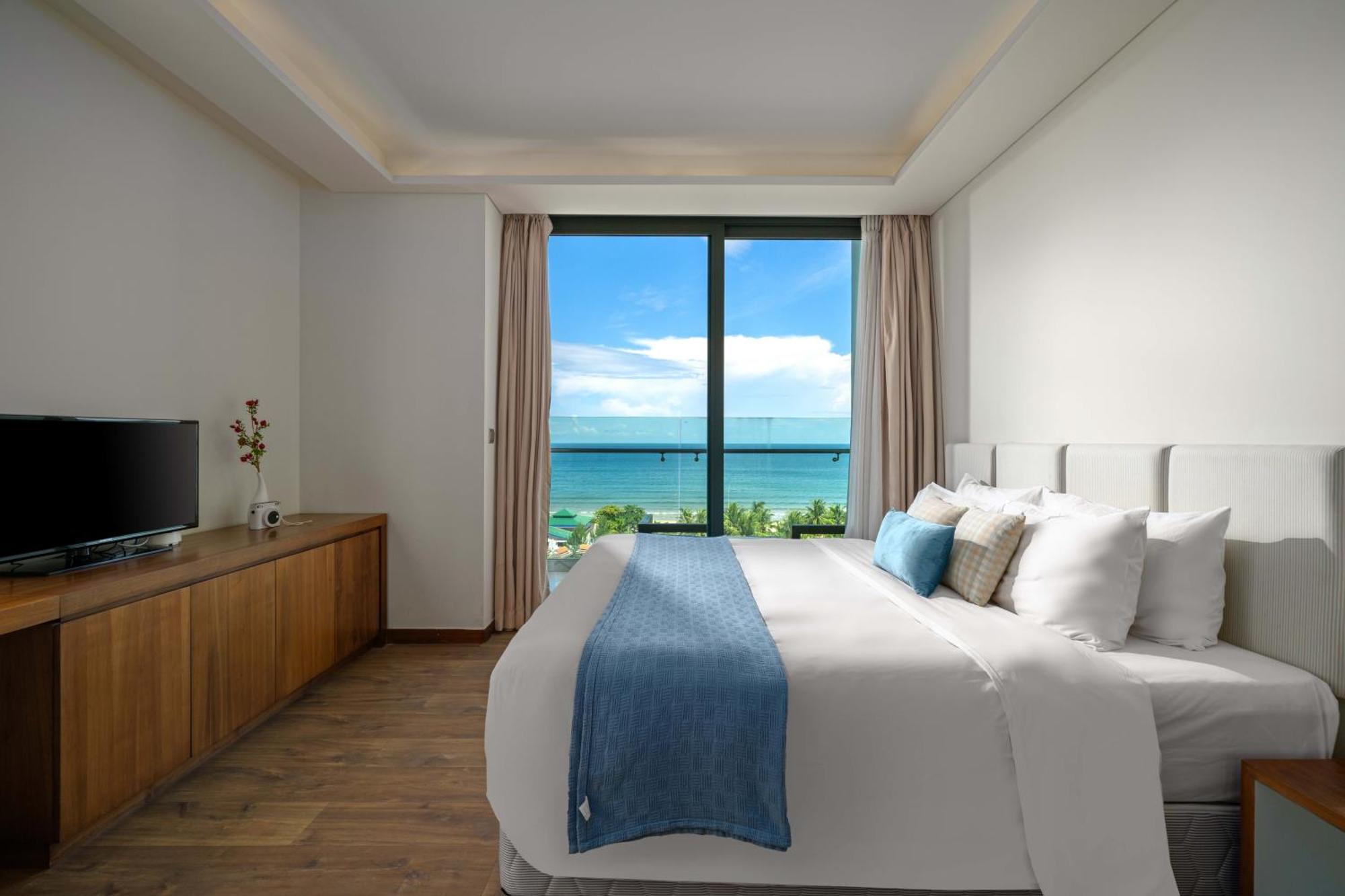 Apartment Stunning Across My Khe ! Rooftop Pool & Gym *