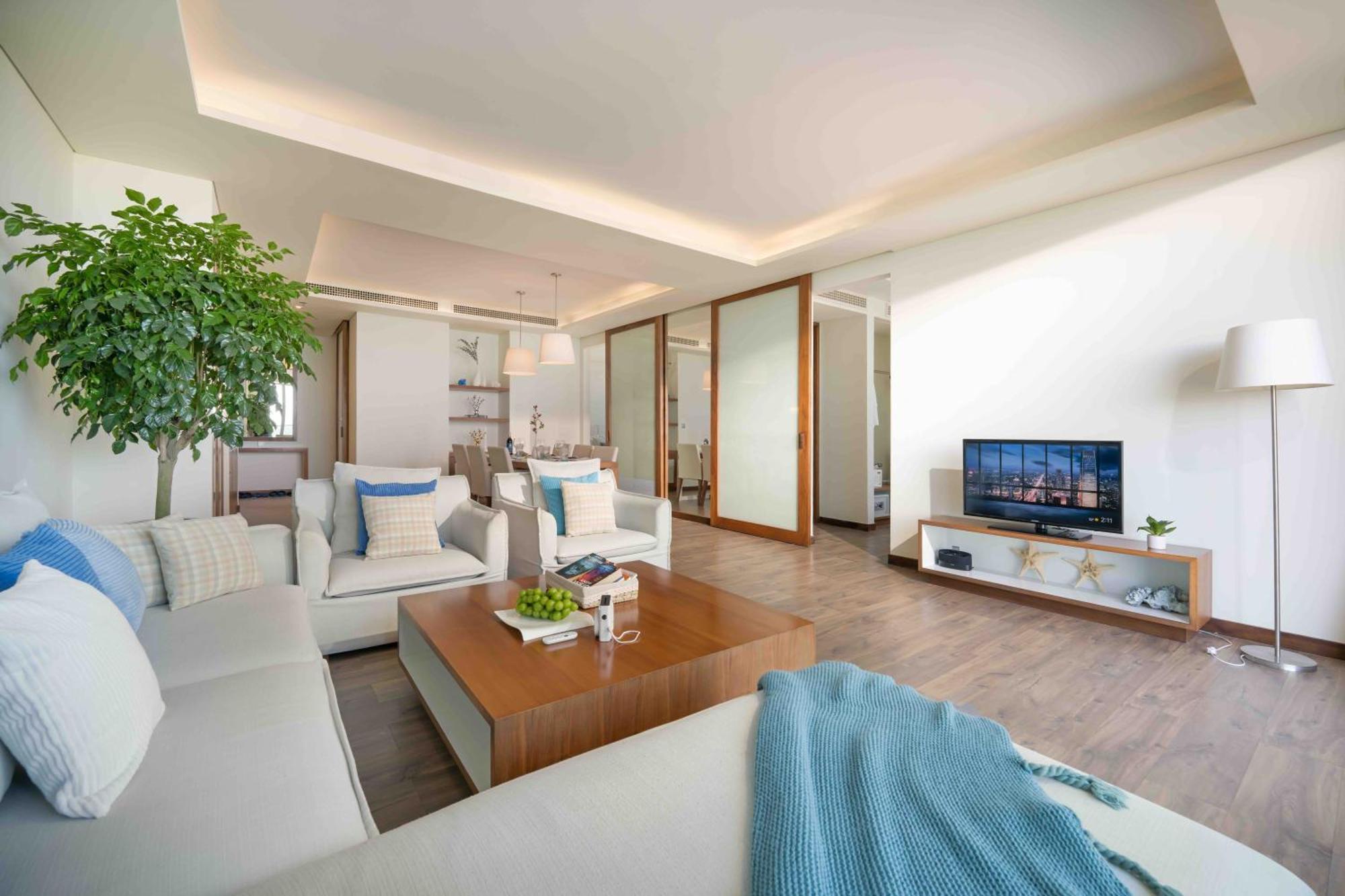 Stunning Across My Khe ! Rooftop Pool & Gym Apartment