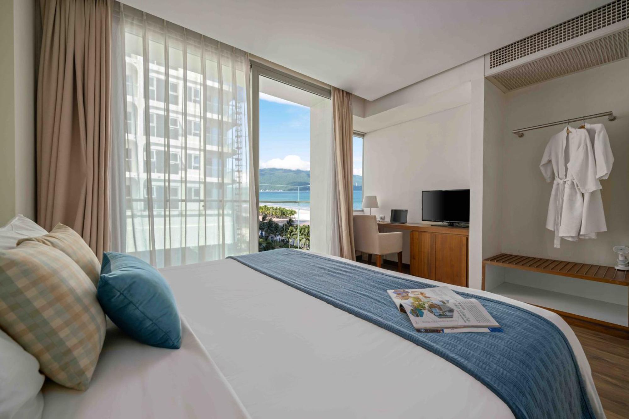 Apartment Stunning Across My Khe ! Rooftop Pool & Gym *