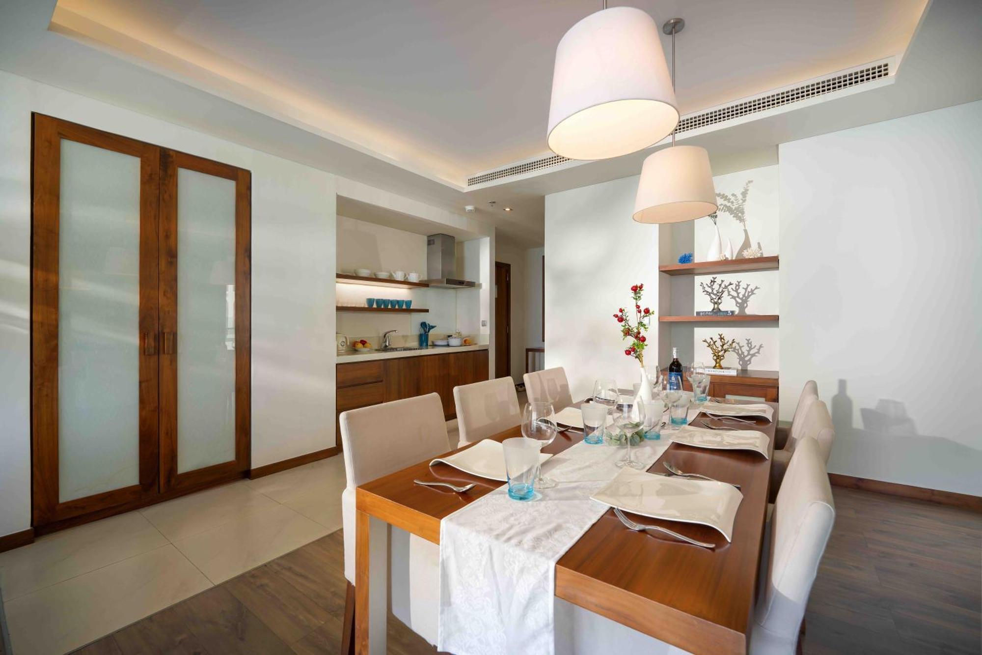 Apartment Stunning Across My Khe ! Rooftop Pool & Gym Da Nang