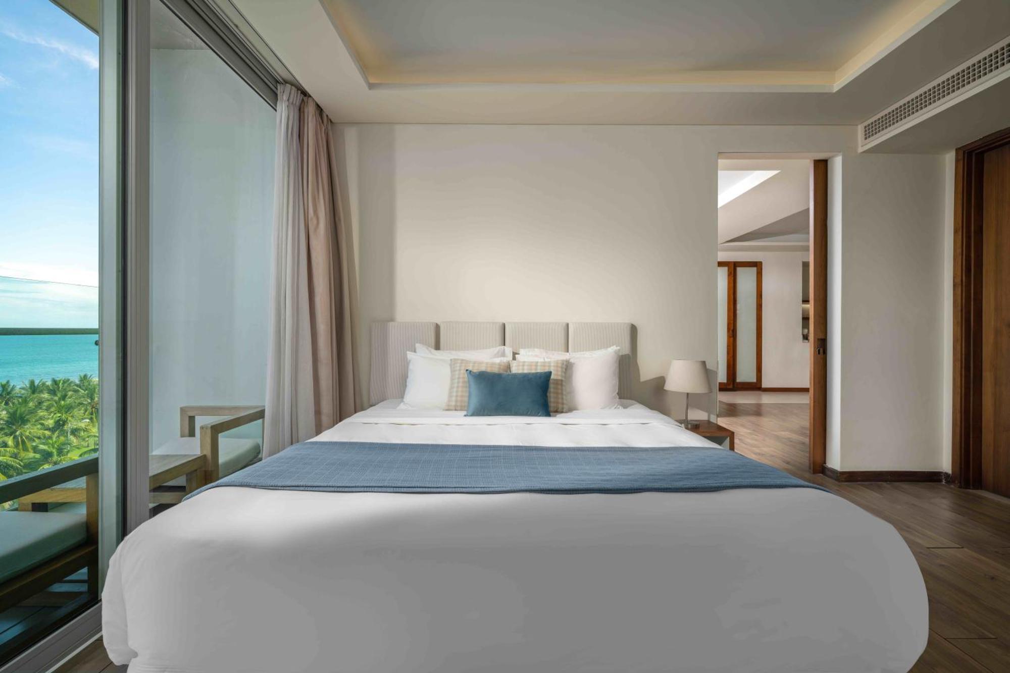 Apartment Stunning Across My Khe ! Rooftop Pool & Gym
