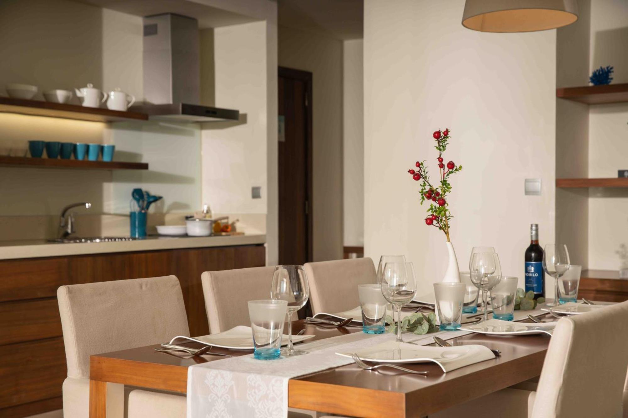 Apartment Stunning Across My Khe ! Rooftop Pool & Gym
