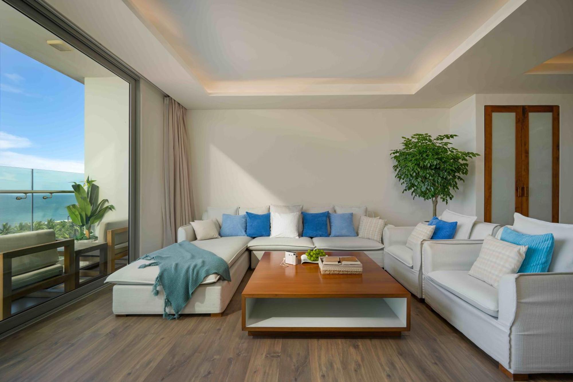 Apartment Stunning Across My Khe ! Rooftop Pool & Gym Da Nang