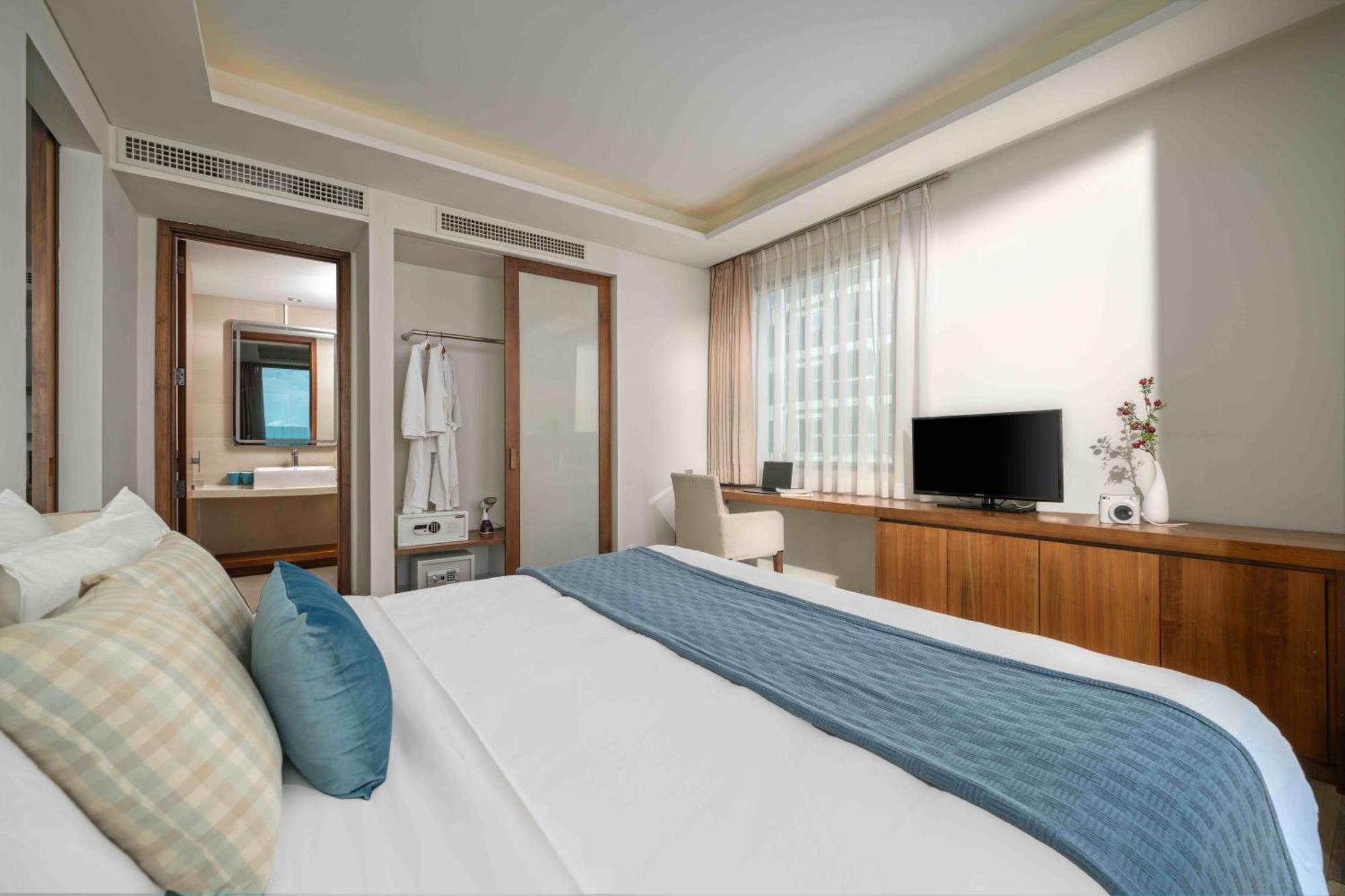 Stunning Across My Khe ! Rooftop Pool & Gym * Da Nang