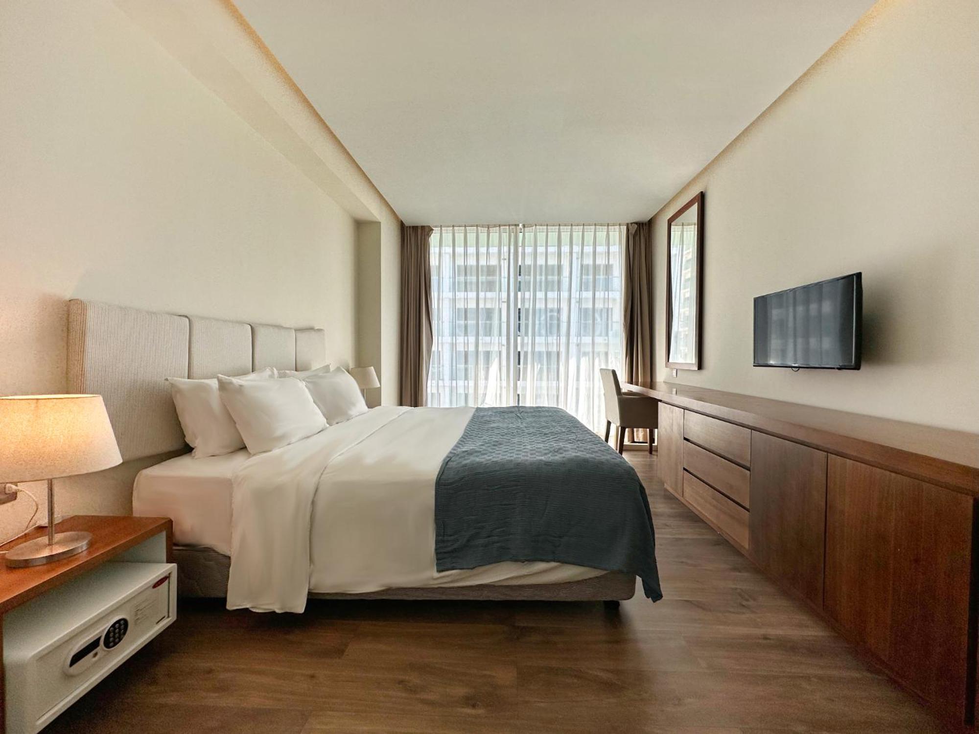 Apartment Stunning Across My Khe ! Rooftop Pool & Gym Da Nang