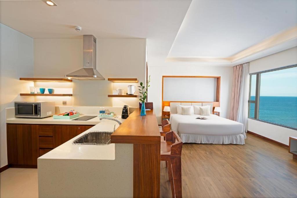 Apartment Stunning Across My Khe ! Rooftop Pool & Gym Da Nang